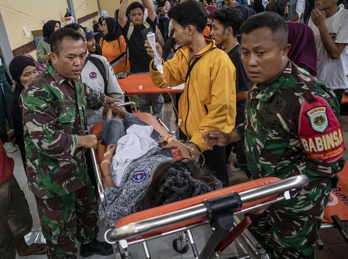Siswa korban keracunan usai menyantap menu makan bergizi gratis (MBG) menjalani perawatan medis di Posko Penanganan di Kantor Kecamatan Cipongkor, Kabupaten Bandung Barat, Jawa Barat, Rabu (24/9/2025). Sekretaris Daerah (Sekda) Pemprov Jawa Barat Herman Suryatman mengatakan sebanyak 500 pelajar di Kecamatan Cipongkor mengalami keracunan yang diduga akibat menyantap hidangan makan bergizi gratis pada (24/9). ANTARA FOTO/Abdan Syakura