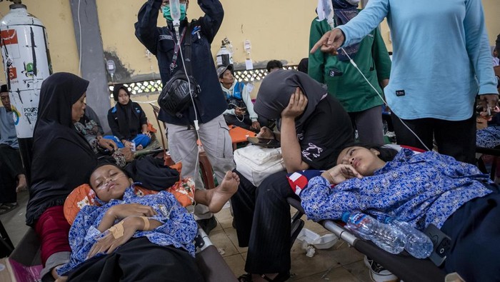 Siswa korban keracunan usai menyantap menu makan bergizi gratis (MBG) menjalani perawatan medis di Posko Penanganan di Kantor Kecamatan Cipongkor, Kabupaten Bandung Barat, Jawa Barat, Rabu (24/9/2025). Sekretaris Daerah (Sekda) Pemprov Jawa Barat Herman Suryatman mengatakan sebanyak 500 pelajar di Kecamatan Cipongkor mengalami keracunan yang diduga akibat menyantap hidangan makan bergizi gratis pada (24/9). ANTARA FOTO/Abdan Syakura