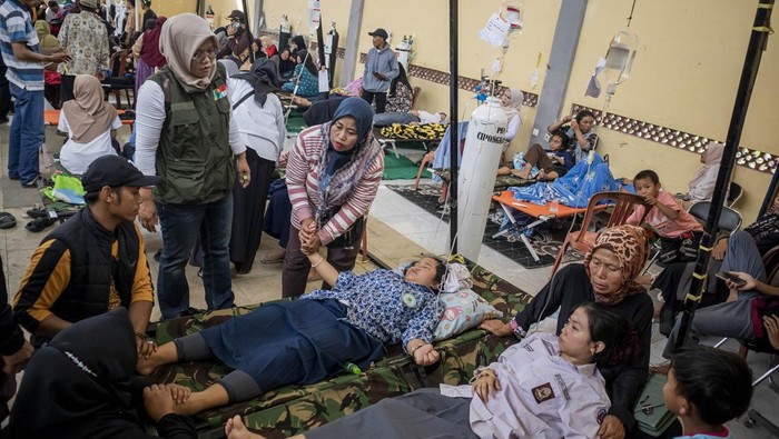 Siswa korban keracunan usai menyantap menu makan bergizi gratis (MBG) menjalani perawatan medis di Posko Penanganan di Kantor Kecamatan Cipongkor, Kabupaten Bandung Barat, Jawa Barat, Rabu (24/9/2025). Sekretaris Daerah (Sekda) Pemprov Jawa Barat Herman Suryatman mengatakan sebanyak 500 pelajar di Kecamatan Cipongkor mengalami keracunan yang diduga akibat menyantap hidangan makan bergizi gratis pada (24/9). ANTARA FOTO/Abdan Syakura