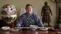 Toseiryu mengatakan berat badannya yang kini 147 kg terbilang masih kurang. Ia punya target 160 kg agar bobotnya lebih berat dan tidak mudah dikalahkan. Foto: YouTube GQ