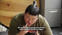 Pilihan makanan yang disantap para pesumo tak asal-asalan. Bukan cuma tinggi kalori, melainkan juga bernutrisi dan menyehatkan demi membantu tubuh mereka lebih besar dengan cara yang sehat. Foto: YouTube GQ