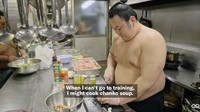 Tak sekadar menikmati makanan, pesumo juga kerap masak sendiri saat sedang tidak latihan. Ini potret mereka memasak sup chanko, sup bening yang terdiri dari protein, sayuran, dan tofu. Foto: YouTube GQ