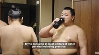 Toseiryu mengusahakan minum 3 liter air putih setiap hari. Ia juga minum disela-sela latihan untuk menghidrasi tubuhnya. Foto: YouTube GQ