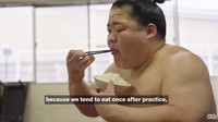 Waktu makan pesumo hanya dua yaitu makan siang dan makan malam. Mereka tidak sarapan. Makan pertama adalah makan siang setelah latihan. Foto: YouTube GQ