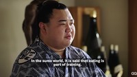 Dalam dunia sumo, Toseiryu bilang makan merupakan salah satu bagian dari latihan. Jika seorang pesumo tidak bisa makan banyak sekaligus dalam satu waktu, maka makanan bisa dibagi dalam beberapa porsi. Foto: YouTube GQ