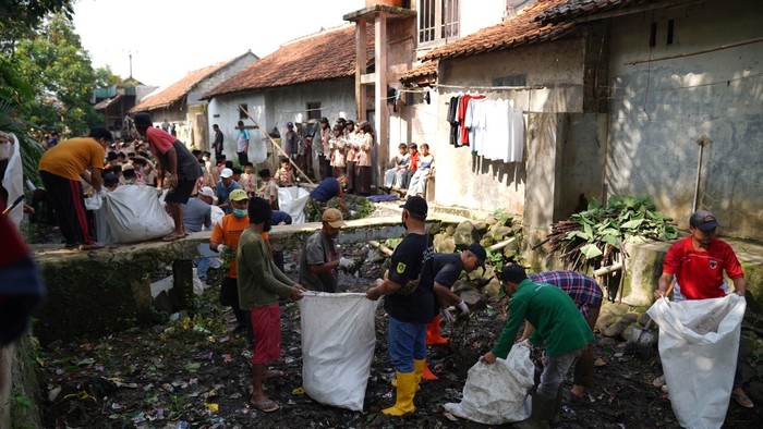 Aksi bersih-bersih lingkungan di Kabupaten Bogor