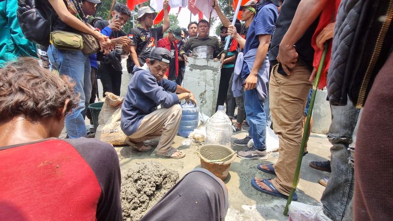 Aksi cor badan di tengah demo Hari Tani Nasional (Taufiq/detikcom)