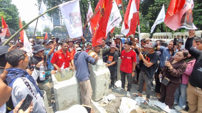 Aksi cor badan di tengah demo Hari Tani Nasional (Taufiq/detikcom)