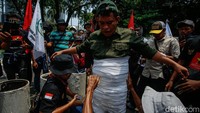 Petani melakukan cor badan ini sebagai simbol perlawanan. Semen yang telah dicampur kemudian dimasukkan ke dalam kotak menggunakan ember.