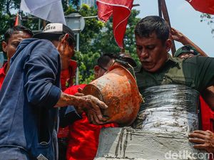 Aksi Cor Badan Jadi Sorotan di Hari Tani Nasional