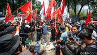 Pantauan Detikcom pukul 11.30 WIB aksi tersebut masih berlangsung di Jalan Medan Merdeka Selatan yang menjadi titik aksi.