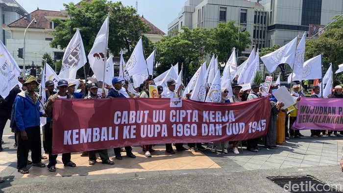 Aksi Hari Tani di Jalan Pahlawan, Kelurahan Mugassari, Kecamatan Semarang Selatan, Kota Semarang, Rabu (24/9/2025).