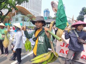Massa Bawa Pisang hingga Petai ke Aksi Hari Tani, Harap Petani Bisa Sejahtera