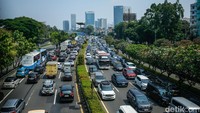 Pengendara terjebak kemacetan panjang di Tol Dalam Kota, Jakarta, Rabu (24/9/2025).  