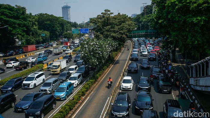 Aksi Hari Tani Picu Kemacetan di Tol Dalam Kota Jakarta Pengendara terjebak kemacetan panjang di Tol Dalam Kota, Jakarta, Rabu (24/9/2025).