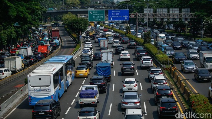 Pengendara terjebak kemacetan panjang di Tol Dalam Kota, Jakarta, Rabu (24/9/2025).
