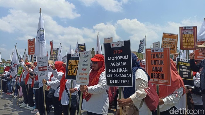 Aksi peringatan Hari Tani Nasional di Blitar