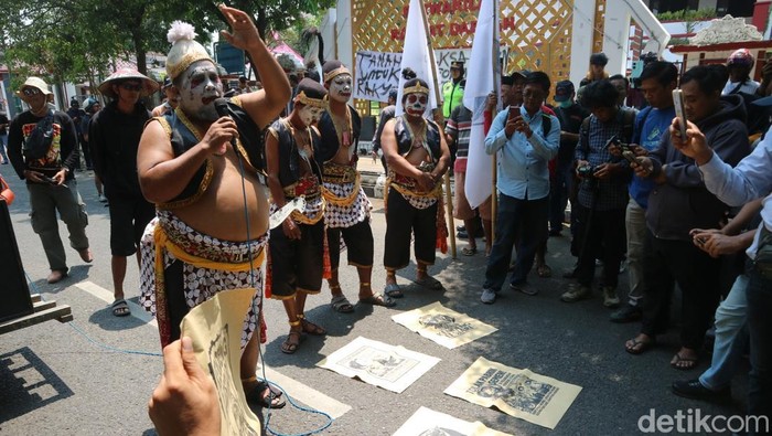 Petani menggelar aksi di sekitar kantor Bupati Pati, Rabu (24/9/2025).