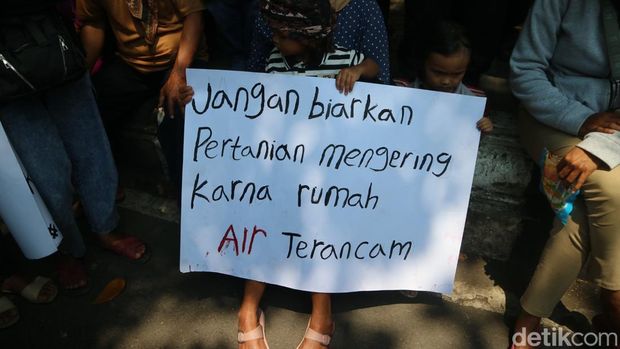 Petani menggelar aksi di sekitar kantor Bupati Pati, Rabu (24/9/2025).