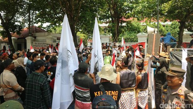 Petani menggelar aksi di sekitar kantor Bupati Pati, Rabu (24/9/2025).