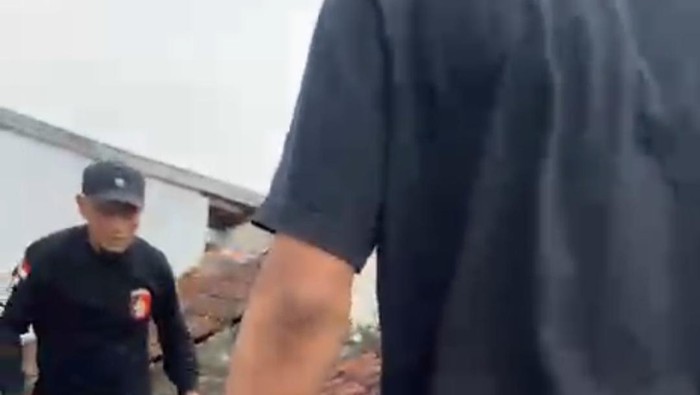 Aksi Polisi mengejar tersangka di atap rumah