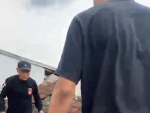 Aksi Dramatis Polisi Garut Kejar Pembuat Upal yang Kabur ke Atap Rumah