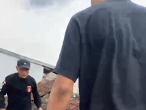 Aksi Dramatis Polisi Garut Kejar Pembuat Upal yang Kabur ke Atap Rumah