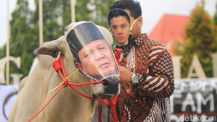 Aksi teatrikal BEM KM UGM kritik program MBG dan pidato di PBB, Sleman, Rabu (24/9/2025).