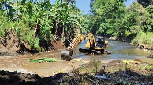 Alat berat BWS Bali-Penida melakukan normalisasi Sungai Betel untuk mencegah terjadinya banjir susulan, Rabu (24/9/2025). (Dok. BPBD Karangasem)