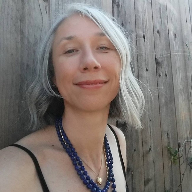 Alexandra sendiri adalah seniman dan kolaborator yang dikenal ‘radikal’. Ia sering bekerja sama dengan penulis untuk membuat lukisan dan pahatan berdasarkan karya tulisan.Foto: Instagram