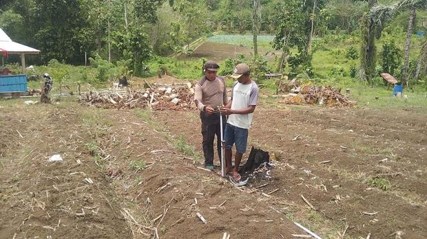Anggota Polres Baubau, Aiptu M Arip Pelu, menggagas sistem penyiraman kincir air untuk para petani di Sorawolio, Kota Baubau, Sulawesi Tenggara. Anggota Polres Baubau, Aiptu M Arip Pelu, menggagas sistem penyiraman kincir air untuk para petani di Sorawolio, Kota Baubau, Sulawesi Tenggara.