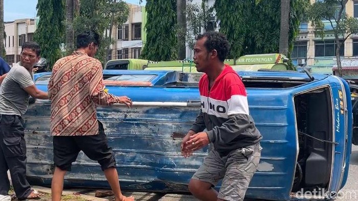 Angkot 135 terbalik di Jalan Tritura. (Foto: Finta Rahyuni/detikSumut)