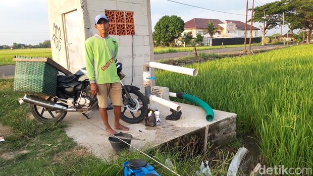 Ketua Kelompok Tani Sido Mukti I, Fajar Nugroho, di bangunan kecil yang viral dibangun dengan anggaran Rp 112 juta di Gagaksipat, Ngemplak, Boyolali, Rabu (24/9/2025).