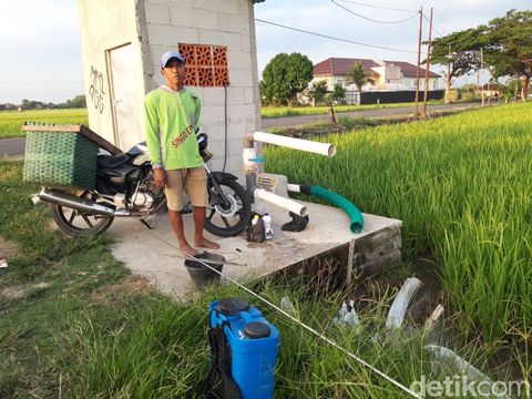 Ketua Kelompok Tani Sido Mukti I, Fajar Nugroho, di bangunan kecil yang viral dibangun dengan anggaran Rp 112 juta di Gagaksipat, Ngemplak, Boyolali, Rabu (24/9/2025).