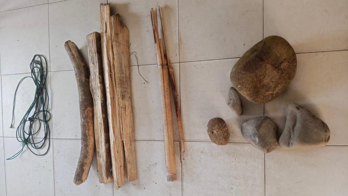 Batu dan kayu yang diamankan petugas kepolisian. (Foto: dok. Polres Tapteng)