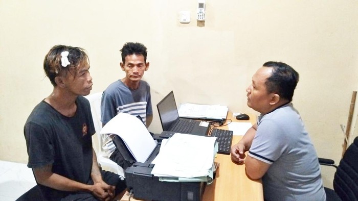 Dua pelaku bobol rumah di Palembang saat diinterogasi  polisi