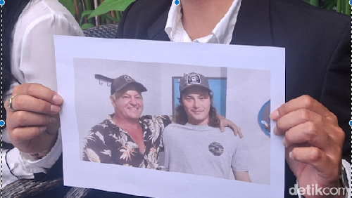 Foto Byron Haddow (kanan) saat ditunjukkan tim kuasa hukum keluarganya dalam konferensi pers, Rabu (24/9/2025).