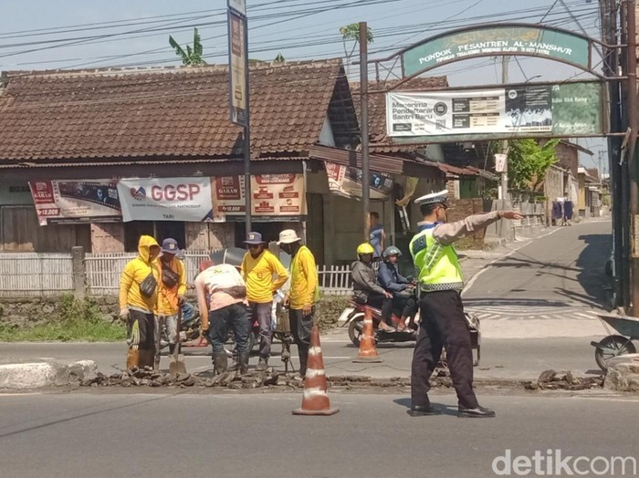 Celah median jalan Jogja-Solo Desa Tegalgondo, Kecamatan Wonosari, Klaten, ditutup, Rabu (24/9/2025).