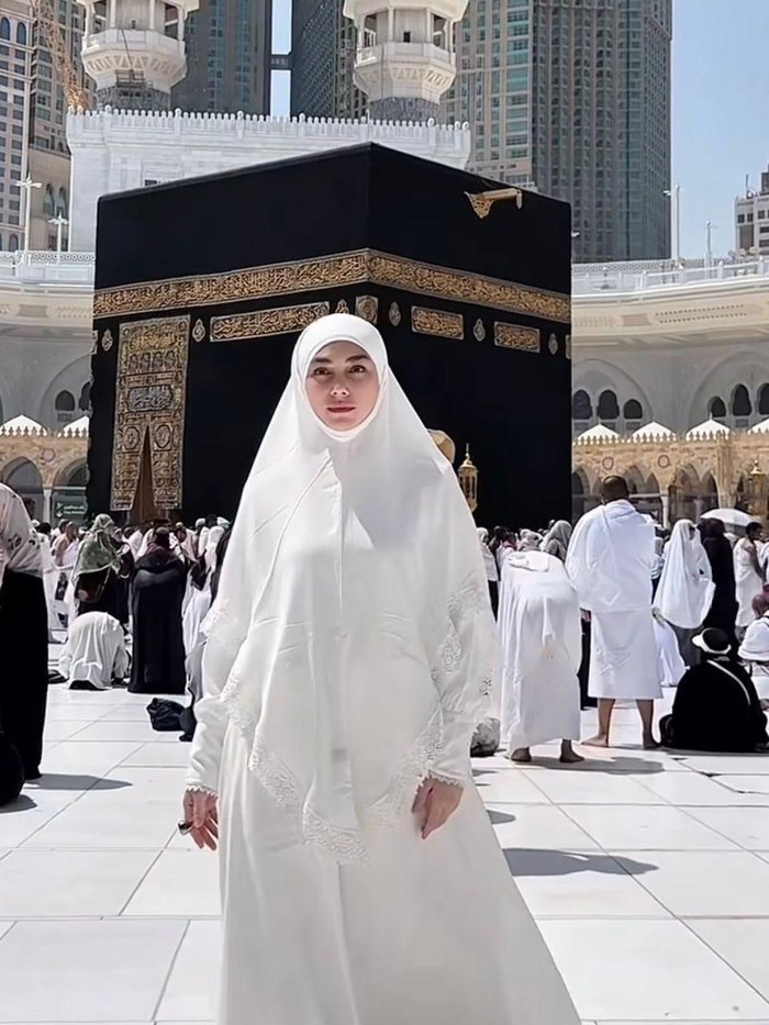 Cerita Haru Celine Evangelista Bantu Jamaah Lansia Asal Algeria yang Tersesat di Tanah Suci