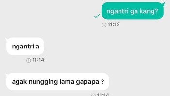 Ngantrinya sambil nungging? Boleh aja, tapi nggak capek? Foto: Instagram/rolldepan