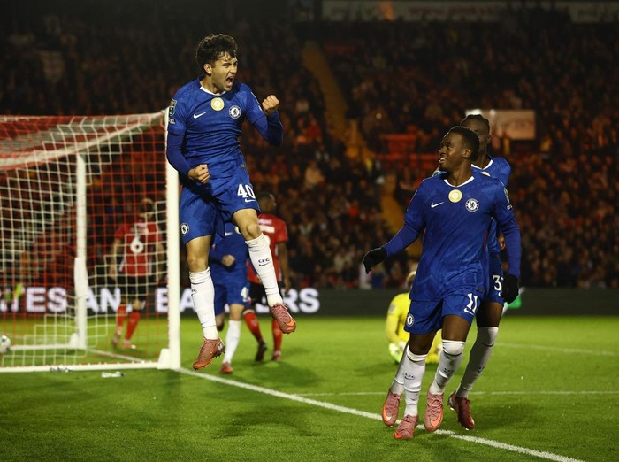 Soccer Football - Carabao Cup - Third Round - Lincoln City v Chelsea - LNER Stadium, Lincoln, Britain - September 23, 2025 Chelsea's Facundo Buonanotte celebrates scoring their second goal with Jamie Gittens Action Images via Reuters/Lee Smith EDITORIAL USE ONLY. NO USE WITH UNAUTHORIZED AUDIO, VIDEO, DATA, FIXTURE LISTS, CLUB/LEAGUE LOGOS OR 'LIVE' SERVICES. ONLINE IN-MATCH USE LIMITED TO 120 IMAGES, NO VIDEO EMULATION. NO USE IN BETTING, GAMES OR SINGLE CLUB/LEAGUE/PLAYER PUBLICATIONS. PLEASE CONTACT YOUR ACCOUNT REPRESENTATIVE FOR FURTHER DETAILS..