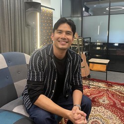 Raisa Rekaman di Jakarta-Christian Bautista di Manila, Disatukan Rainbow