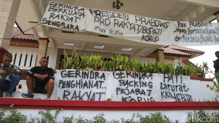 Penampakan spanduk yang dipasang di depan DPRD Pati saat aksi demo Rabu (24/9/2025).