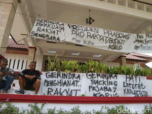 Spanduk Kecam Gerindra Mejeng di DPRD Pati Buntut Ogah Pecat Bupati Sudewo