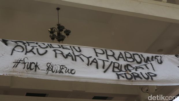 Demo Bupati Pati Penampakan spanduk yang dipasang di depan DPRD Pati saat aksi demo Rabu (24/9/2025).