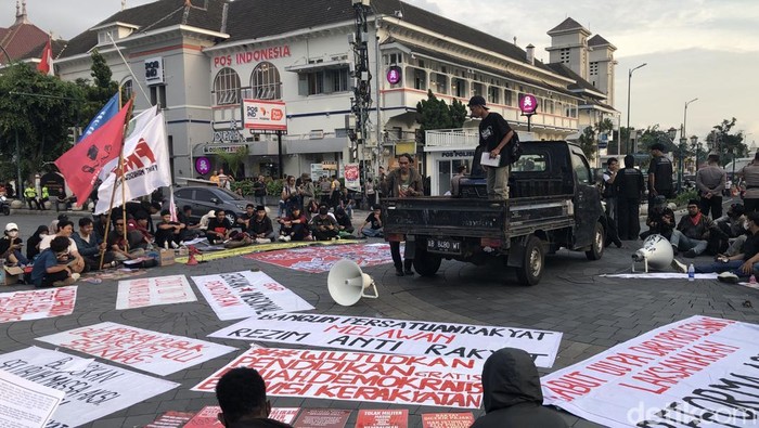 Aksi massa peringatan Hari Tani di Nol Km Jogja, Rabu (24/9) sore.