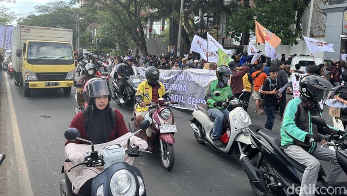 Demo Hari Tani Nasional di Kantor Gubernur Sulsel.