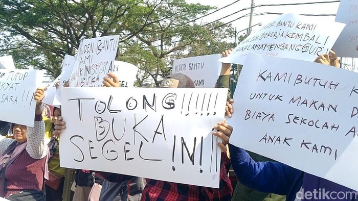 Suasana demo pekerja pabrik garmen PT Kabana yang meminta pabrik kembali dibuka di Siwalan, Pekalongan, Rabu (24/9/2025).