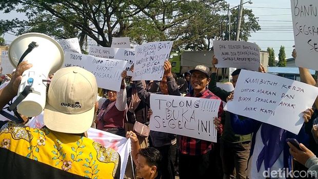 Suasana demo pekerja pabrik garmen PT Kabana yang meminta pabrik kembali dibuka di Siwalan, Pekalongan, Rabu (24/9/2025).