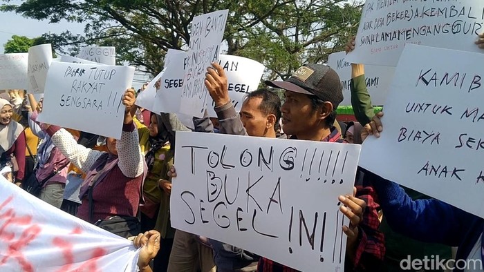 Suasana demo pekerja pabrik garmen PT Kabana yang meminta pabrik kembali dibuka di Siwalan, Pekalongan, Rabu (24/9/2025).